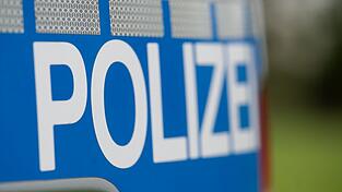 Eine 49-jährige Litauerin gerät in psychischen Ausnahmezustand und löst einen Polizeieinsatz aus. Aggressive Reaktionen führen zu Verletzungen bei den Einsatzkräften. Eine 49-jährige Litauerin gerät in psychischen Ausnahmezustand und löst einen Polizeieinsatz aus. Aggressive Reaktionen führen zu Verletzungen bei den Einsatzkräften.