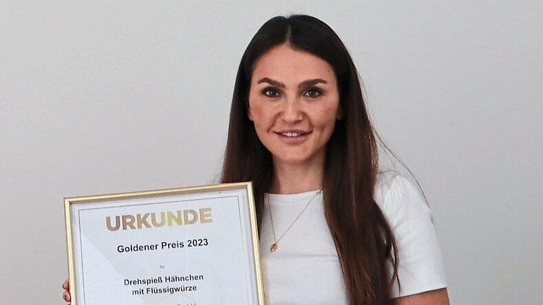 Duygu Uguz möchte, dass Döner-Kunden kritischer auf die Qualität schauen - die Uguz etwa mit Urkunden der DLG nachweisen kann. Duygu Uguz möchte, dass Döner-Kunden kritischer auf die Qualität schauen - die Uguz etwa mit Urkunden der DLG nachweisen kann.