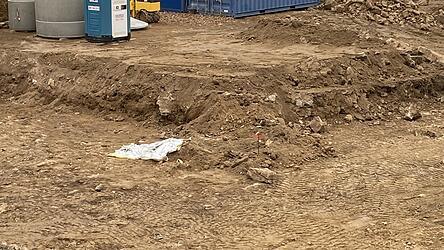 Ganz unscheinbar unter einer Abdeckung liegt die Bombe und wartet auf die Entschärfung. Ganz unscheinbar unter einer Abdeckung liegt die Bombe und wartet auf die Entschärfung.