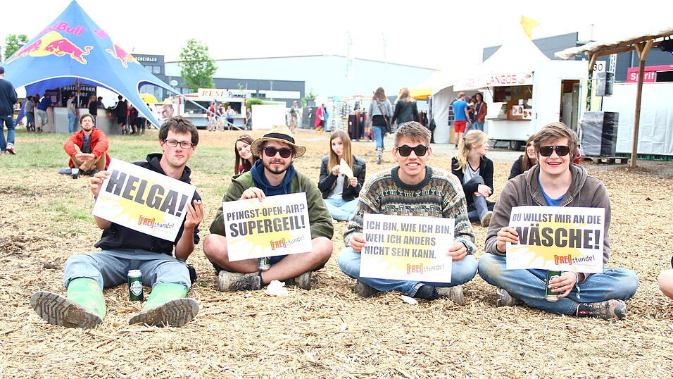 Die Besucher des Pfingst-Open-Airs in Salching sind schon in Feierlaune, aufgenommen von David Voltz am Freitag. Die Besucher des Pfingst-Open-Airs in Salching sind schon in Feierlaune, aufgenommen von David Voltz am Freitag.