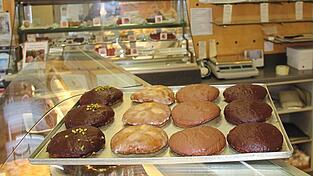 Vier Sorten Lebkuchen verlocken: Die mit den Pistazienstreuseln sind jene mit dem flüssigen Nougatkern, die Mozart-Lebkuchen. Vier Sorten Lebkuchen verlocken: Die mit den Pistazienstreuseln sind jene mit dem flüssigen Nougatkern, die Mozart-Lebkuchen.