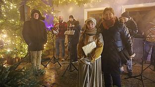 Das diesjährige Christkind Lucia Fischer eröffnete mit Bürgermeisterin Irmgard Sauerer und der Florianikapelle unter der Leitung von Alois Janker den 22. Brennberger Christkindlmarkt. Das diesjährige Christkind Lucia Fischer eröffnete mit Bürgermeisterin Irmgard Sauerer und der Florianikapelle unter der Leitung von Alois Janker den 22. Brennberger Christkindlmarkt.