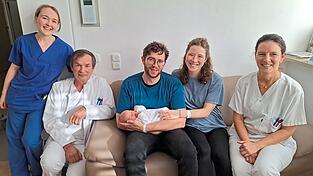 Das Team der Geburtshilfe am Krankenhaus Vilsbiburg freut sich mit den frischgebackenen Eltern Elena und Stefan Bachmayer über die Geburt des Jubiläums-Babys Amelie Frieda. Das Team der Geburtshilfe am Krankenhaus Vilsbiburg freut sich mit den frischgebackenen Eltern Elena und Stefan Bachmayer über die Geburt des Jubiläums-Babys Amelie Frieda.