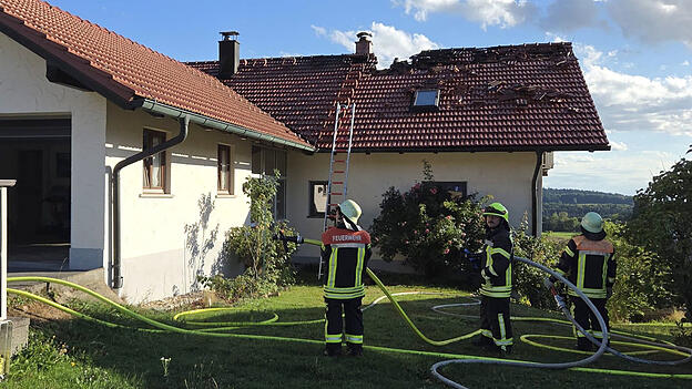 Das Feuer brach in einem Dachstuhl aus. Das Feuer brach in einem Dachstuhl aus.