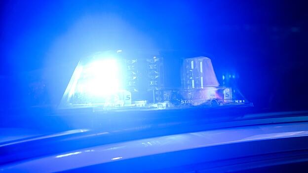 Nach Veranstaltungsende des Rosenmontags in Geisenhausen wurden Faschingsbesucher auf dem Nachhauseweg von Vermummten überfallen. Nach Veranstaltungsende des Rosenmontags in Geisenhausen wurden Faschingsbesucher auf dem Nachhauseweg von Vermummten überfallen.