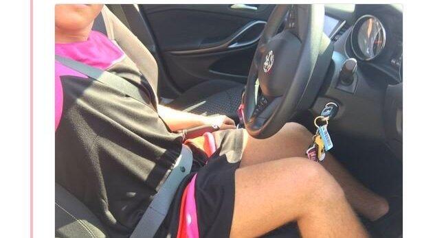 Weil er nicht in Shorts arbeiten durfte, kam ein junger Brite kurzerhand im Kleid in die Arbeit. Weil er nicht in Shorts arbeiten durfte, kam ein junger Brite kurzerhand im Kleid in die Arbeit.