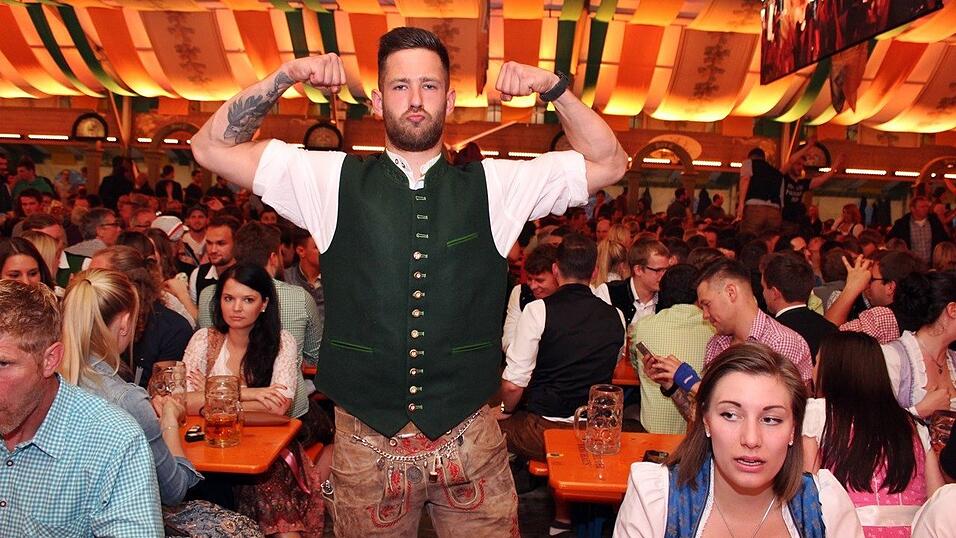 Die Frühjahrsdult 2017 in Landshut neigt sich dem Ende entgegen. Grund genug, noch einmal richtig in den Bierzelten zu feiern - abgerundet vom traditionellen Feuerwerk. Die Frühjahrsdult 2017 in Landshut neigt sich dem Ende entgegen. Grund genug, noch einmal richtig in den Bierzelten zu feiern - abgerundet vom traditionellen Feuerwerk.