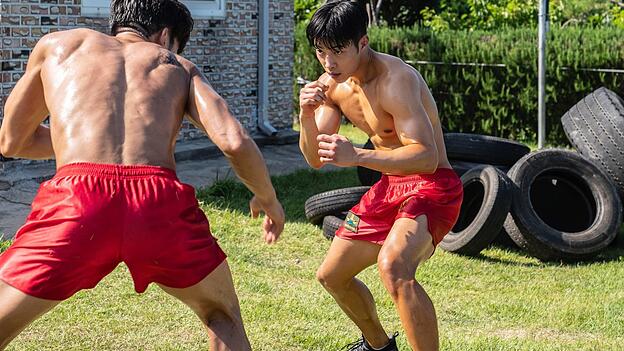Gemeinsames Training stärkt die Freundschaft von Kim Geon-woo (rechts) und seinem besten Freund Hong Woo-jin. Gemeinsames Training stärkt die Freundschaft von Kim Geon-woo (rechts) und seinem besten Freund Hong Woo-jin.