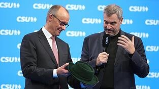 Markus Söder (r.) hat Friedrich Merz diesmal einen Miesbacher Trachtenhut geschenkt. Markus Söder (r.) hat Friedrich Merz diesmal einen Miesbacher Trachtenhut geschenkt.