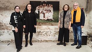 Projektleiterin Fatma Umul, künstlerische Leiterin Jamal Stefanie Khalil, Birgit Masur vom Haus für das Leben und Bürgermeister Dr. Albert Solleder (v.l.) vor dem Gruppenbild mit den Fotodarstellerinnen. Projektleiterin Fatma Umul, künstlerische Leiterin Jamal Stefanie Khalil, Birgit Masur vom Haus für das Leben und Bürgermeister Dr. Albert Solleder (v.l.) vor dem Gruppenbild mit den Fotodarstellerinnen.