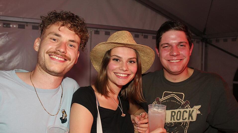 Zur Musik von Headless wurde ausgelassen gefeiert. Zur Musik von Headless wurde ausgelassen gefeiert.