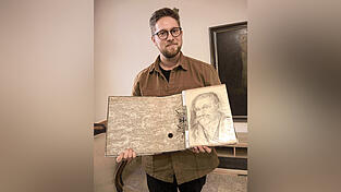 In Hermann Ellers Haus in Natternberg gebe es noch unzählige Ordner mit Skizzen und Zeichnungen des Künstlers, sagt Matthias Eller. In Hermann Ellers Haus in Natternberg gebe es noch unzählige Ordner mit Skizzen und Zeichnungen des Künstlers, sagt Matthias Eller.