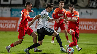 Nach Punktgewinn in Burghausen (weiß) am Dienstagabend: SpVgg Hankofen-Hailing mit neun Punkten weiter knapp über den Abstiegsrängen. Nach Punktgewinn in Burghausen (weiß) am Dienstagabend: SpVgg Hankofen-Hailing mit neun Punkten weiter knapp über den Abstiegsrängen.