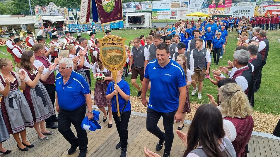 Der Patenverein FC Altrandsberg mit seinen Vorsitzenden Peter Maier (l.) und Michael Späth beim Einzug ins Festzelt. Der Patenverein FC Altrandsberg mit seinen Vorsitzenden Peter Maier (l.) und Michael Späth beim Einzug ins Festzelt.