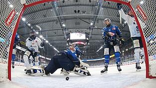Elis Hede (links) eröffnete früh mit einem Rebound in der sechsten Minute den Torreigen zum 1:0 der Tigers in Dresden, Wade Allison (rechts) jubelt. Elis Hede (links) eröffnete früh mit einem Rebound in der sechsten Minute den Torreigen zum 1:0 der Tigers in Dresden, Wade Allison (rechts) jubelt.