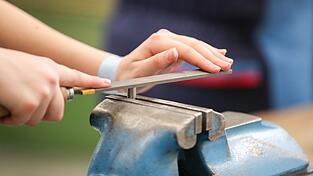 Was für Gymnasiasten das Abitur ist, ist die Abschlussprüfung für die Azubis: Sie markiert das Ende der Ausbildungszeit und dann hoffentlich den Start in ein erfolgreiches Berufsleben. (Illustration) Was für Gymnasiasten das Abitur ist, ist die Abschlussprüfung für die Azubis: Sie markiert das Ende der Ausbildungszeit und dann hoffentlich den Start in ein erfolgreiches Berufsleben. (Illustration)