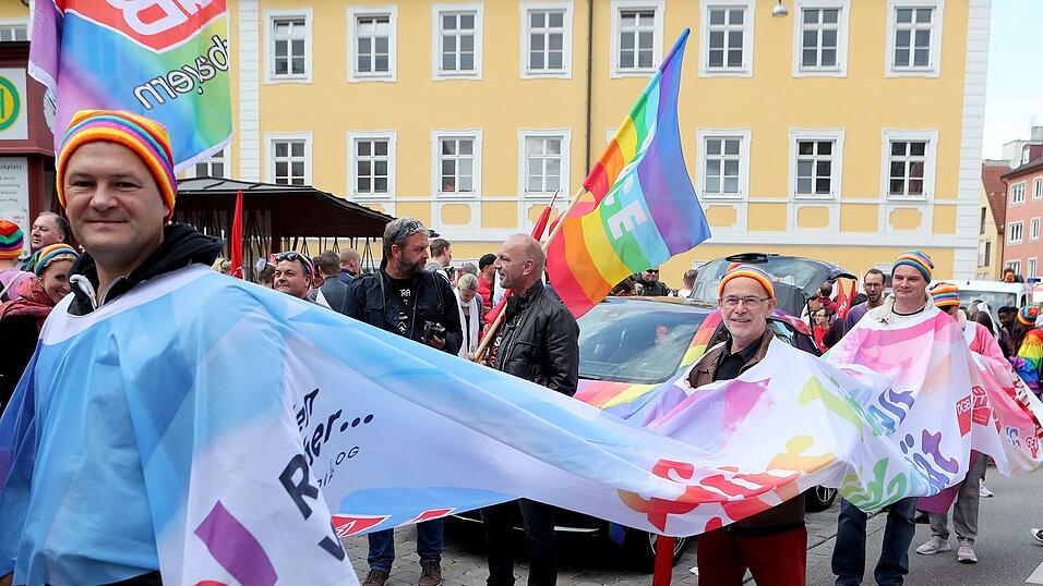 Knapp 2.000 Teilnehmer feierten am Samstag in Landhut den ersten Christopher-Street-Day Niederbayerns. Knapp 2.000 Teilnehmer feierten am Samstag in Landhut den ersten Christopher-Street-Day Niederbayerns.