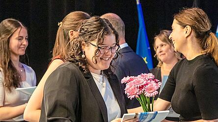 Die Abschlussfeier des Beruflichen Schulzentrums Cham endete mit der Übergabe der Abschlusszeugnisse. Insgesamt 198 Absolventen erhielten in der Chamer Stadthalle ihre Zeugnisse und wurden für ihren erfolgreichen Schulabschluss ausgezeichnet. Die Abschlussfeier des Beruflichen Schulzentrums Cham endete mit der Übergabe der Abschlusszeugnisse. Insgesamt 198 Absolventen erhielten in der Chamer Stadthalle ihre Zeugnisse und wurden für ihren erfolgreichen Schulabschluss ausgezeichnet.