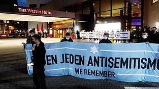 Nach Antisemitismus-Vorwürfen haben sich am Abend Hunderte Menschen vor dem 'Westin Hotel' Leipzig versammelt, um Solidarität mit dem Musiker Gil Ofarim und Jüdinnen und Juden in Deutschland zu zeigen. Nach Antisemitismus-Vorwürfen haben sich am Abend Hunderte Menschen vor dem 'Westin Hotel' Leipzig versammelt, um Solidarität mit dem Musiker Gil Ofarim und Jüdinnen und Juden in Deutschland zu zeigen.