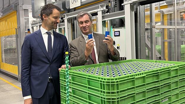 Bayerns Ministerpräsident Markus Söder begutachtet mit BMW-Produktionsvorstand Raymond Wittmann die Batteriezellen, die im neuen Werk zu Hochvoltbatterien montiert werden. Bayerns Ministerpräsident Markus Söder begutachtet mit BMW-Produktionsvorstand Raymond Wittmann die Batteriezellen, die im neuen Werk zu Hochvoltbatterien montiert werden.