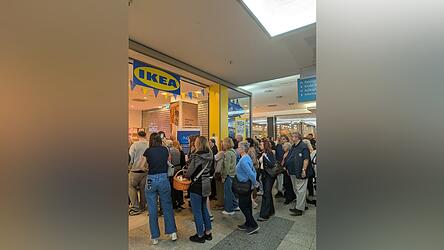 Am Montagmorgen strömten die neugierigen Besucherinnen und Besucher in den soeben eröffneten Pop-up-Store. Am Montagmorgen strömten die neugierigen Besucherinnen und Besucher in den soeben eröffneten Pop-up-Store.