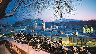 Der Blick auf das winterliche Salzburg in den Abendstunden Der Blick auf das winterliche Salzburg in den Abendstunden