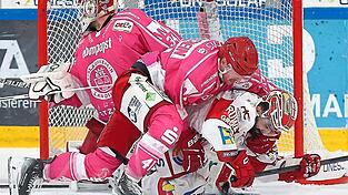 Voller Einsatz: Jakob Mayenschein und seine Landshuter packten gegen die Eispiraten - hier Alexander Vladelchtchikov - kräftig zu. Zumindest zwei Drittel lang. Danach hatte der gute EVL-Keeper Jonas Langmann jedoch noch dreimal das Nachsehen - und schon war die Heimpleite perfekt. Voller Einsatz: Jakob Mayenschein und seine Landshuter packten gegen die Eispiraten - hier Alexander Vladelchtchikov - kräftig zu. Zumindest zwei Drittel lang. Danach hatte der gute EVL-Keeper Jonas Langmann jedoch noch dreimal das Nachsehen - und schon war die Heimpleite perfekt.