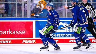 Grenzenlose Freude: Elis Hede (links) hielt die Halbfinalhoffnungen der Straubing Tigers mit dem 2:1-Siegtreffer in der 68. Spielminute am Leben, Nicolas Beaudin kommt, um zu gratulieren. Grenzenlose Freude: Elis Hede (links) hielt die Halbfinalhoffnungen der Straubing Tigers mit dem 2:1-Siegtreffer in der 68. Spielminute am Leben, Nicolas Beaudin kommt, um zu gratulieren.