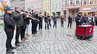 Die Brandenburger Trumeter unterstützten den Spendentag. Die Brandenburger Trumeter unterstützten den Spendentag.