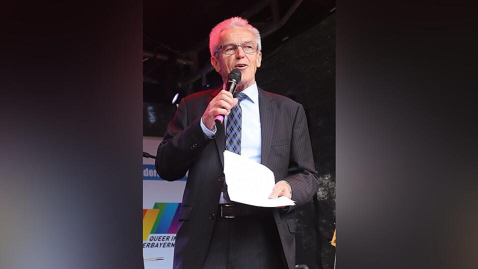 Knapp 2.000 Teilnehmer feierten am Samstag in Landhut den ersten Christopher-Street-Day Niederbayerns. Knapp 2.000 Teilnehmer feierten am Samstag in Landhut den ersten Christopher-Street-Day Niederbayerns.