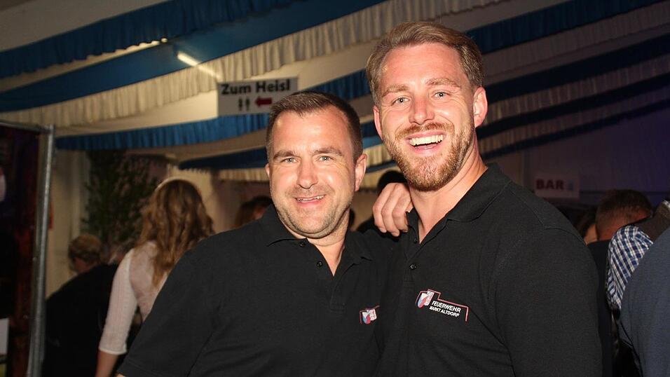 Zur Musik von Headless wurde ausgelassen gefeiert. Zur Musik von Headless wurde ausgelassen gefeiert.