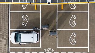 Die Zahl der Elektroautos auf deutschen Straßen nähert sich zwei Millionen. Die Zahl der Elektroautos auf deutschen Straßen nähert sich zwei Millionen.