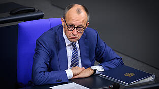 Merz betonte, er wolle eine Reform sehen, die dem Anspruch auf ein menschenwürdiges Leben im Alter gerecht werde. Merz betonte, er wolle eine Reform sehen, die dem Anspruch auf ein menschenwürdiges Leben im Alter gerecht werde.