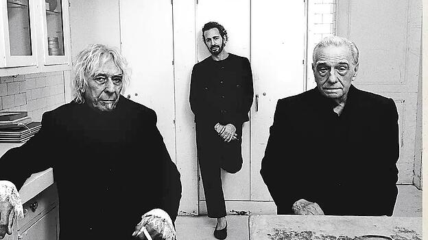 Musiker John Cale (links) , Mode-Designer Marc Jacobs (Mitte) und Regisseur Martin Scorsese (rechts) auf dem Album-Cover. Musiker John Cale (links) , Mode-Designer Marc Jacobs (Mitte) und Regisseur Martin Scorsese (rechts) auf dem Album-Cover.
