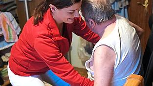 Der neue Pflegekrisendienst soll Patienten kurzfristig und übergangsweise unter die Arme greifen. Der neue Pflegekrisendienst soll Patienten kurzfristig und übergangsweise unter die Arme greifen.