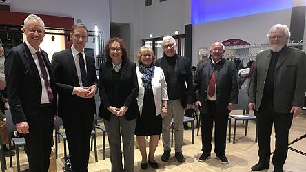 Setzen sich mit Nachdruck für Dialog, Verständnis und die Menschenwürde ein (v.l.): Oberbürgermeister Markus Pannermayr, Regierungspräsident Rainer Haselbeck, Anna Zisler, stellvertretende Landrätin Martha Altweck-Glöbl, Bürgermeister Dr. Albert Solleder, Bürgermeister Werner Schäfer und Hasso von Winning. Setzen sich mit Nachdruck für Dialog, Verständnis und die Menschenwürde ein (v.l.): Oberbürgermeister Markus Pannermayr, Regierungspräsident Rainer Haselbeck, Anna Zisler, stellvertretende Landrätin Martha Altweck-Glöbl, Bürgermeister Dr. Albert Solleder, Bürgermeister Werner Schäfer und Hasso von Winning.