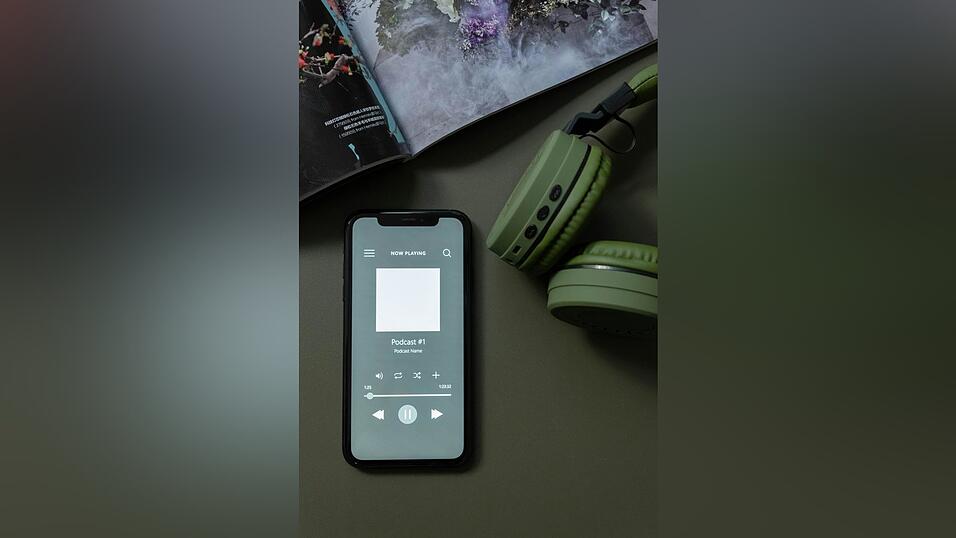 Obwohl sich Manu und Michel mit der Hobbit-Welt nicht so auskennen, tauchen sie in ihrem Podcast in sie ein. Obwohl sich Manu und Michel mit der Hobbit-Welt nicht so auskennen, tauchen sie in ihrem Podcast in sie ein.