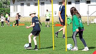 Konzentration auf den Ball war beim Dribbelslalom durch die Stangen wichtig.Beim Siebenmeter-Schießen sollte der Ball in bestimmte Zonen des Tores treffen. Konzentration auf den Ball war beim Dribbelslalom durch die Stangen wichtig.Beim Siebenmeter-Schießen sollte der Ball in bestimmte Zonen des Tores treffen.