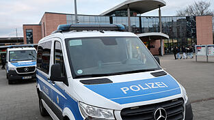 Der Täter demolierte vier Fahrzeige de Bundespolizei (Symbolfoto) Der Täter demolierte vier Fahrzeige de Bundespolizei (Symbolfoto)