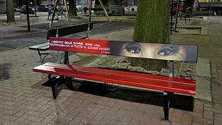 In Italien hat die Bewegung der „Roten Bank“ seinen Ursprung. Nun wird es bald auch in Osterhofen dieses Symbol gegen Gewalt in Familien geben. Allerdings wird es eine rein rot lackierte Bank mit Hinweistafel sein, die als „Wanderbank“ an verschiedenen Stellen in der Stadtgemeinde platziert wird. In Italien hat die Bewegung der „Roten Bank“ seinen Ursprung. Nun wird es bald auch in Osterhofen dieses Symbol gegen Gewalt in Familien geben. Allerdings wird es eine rein rot lackierte Bank mit Hinweistafel sein, die als „Wanderbank“ an verschiedenen Stellen in der Stadtgemeinde platziert wird.