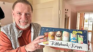 Er lacht, auch wenn ihm bei solchem Kitsch eigentlich nicht zum Lachen ist: Johann Dendorfer zeigt eine 'Kühlschrank-Krippe', bestehend aus sechs Dosen, auf denen die heilige Familie samt Heiligdreikönige aufgedruckt sind und in denen sich ein Saft befindet. Er lacht, auch wenn ihm bei solchem Kitsch eigentlich nicht zum Lachen ist: Johann Dendorfer zeigt eine 'Kühlschrank-Krippe', bestehend aus sechs Dosen, auf denen die heilige Familie samt Heiligdreikönige aufgedruckt sind und in denen sich ein Saft befindet.