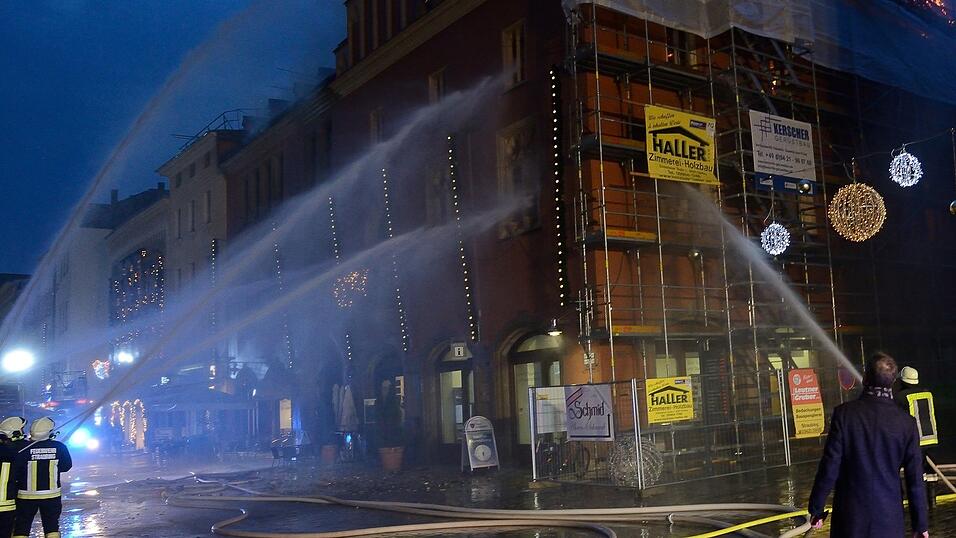 Heute vor acht Jahren, am 25. November, brannte das Straubinger Rathaus ab. Heute vor acht Jahren, am 25. November, brannte das Straubinger Rathaus ab.