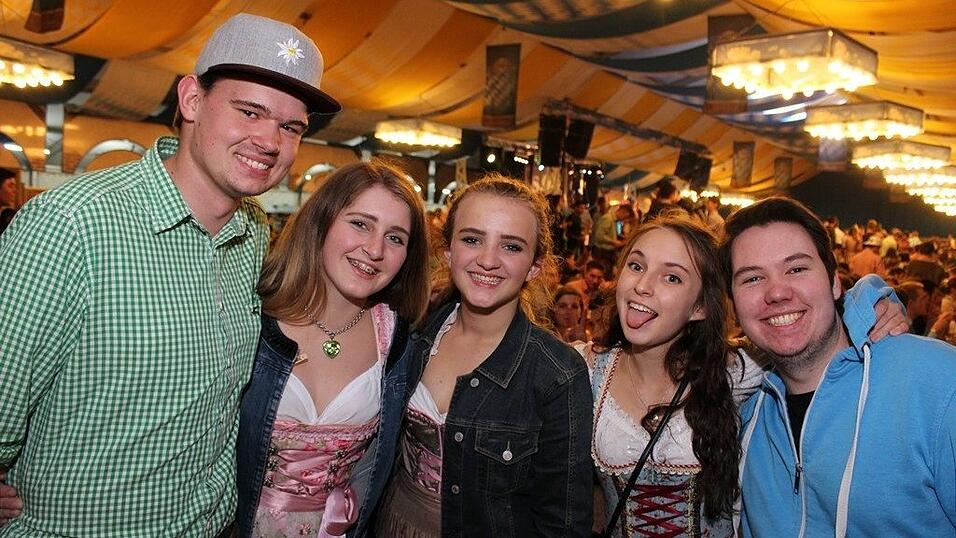 Die Frühjahrsdult 2017 in Landshut neigt sich dem Ende entgegen. Grund genug, noch einmal richtig in den Bierzelten zu feiern - abgerundet vom traditionellen Feuerwerk. Die Frühjahrsdult 2017 in Landshut neigt sich dem Ende entgegen. Grund genug, noch einmal richtig in den Bierzelten zu feiern - abgerundet vom traditionellen Feuerwerk.