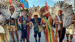 Tausende Indigene und internationale Klimaschützer zogen durchs Zentrum der Millionenstadt Belém. Tausende Indigene und internationale Klimaschützer zogen durchs Zentrum der Millionenstadt Belém.