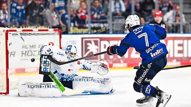 Zeigt in Mannheim seine vielleicht beste Leistung der bisherigen Saison, wird am Ende aber doch einmal öfter überwunden als sein Gegenüber Jake Hildebrand bei den Adlern: Straubings Goalie Jakub Skarek. Zeigt in Mannheim seine vielleicht beste Leistung der bisherigen Saison, wird am Ende aber doch einmal öfter überwunden als sein Gegenüber Jake Hildebrand bei den Adlern: Straubings Goalie Jakub Skarek.