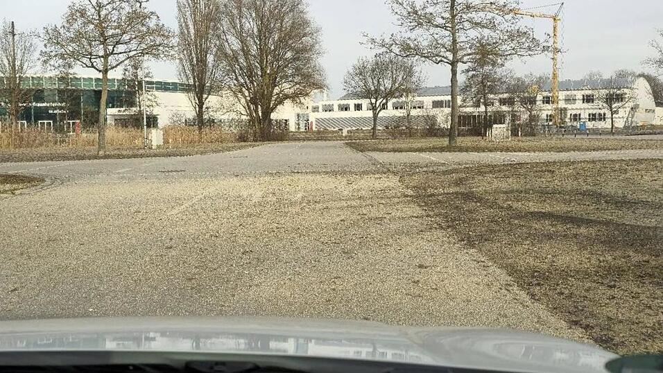 Übungsstrecke am Hagen verdreckt: Durch die Drifts wurden Erde und Steine auf die Fahrbahn geschleudert. Übungsstrecke am Hagen verdreckt: Durch die Drifts wurden Erde und Steine auf die Fahrbahn geschleudert.