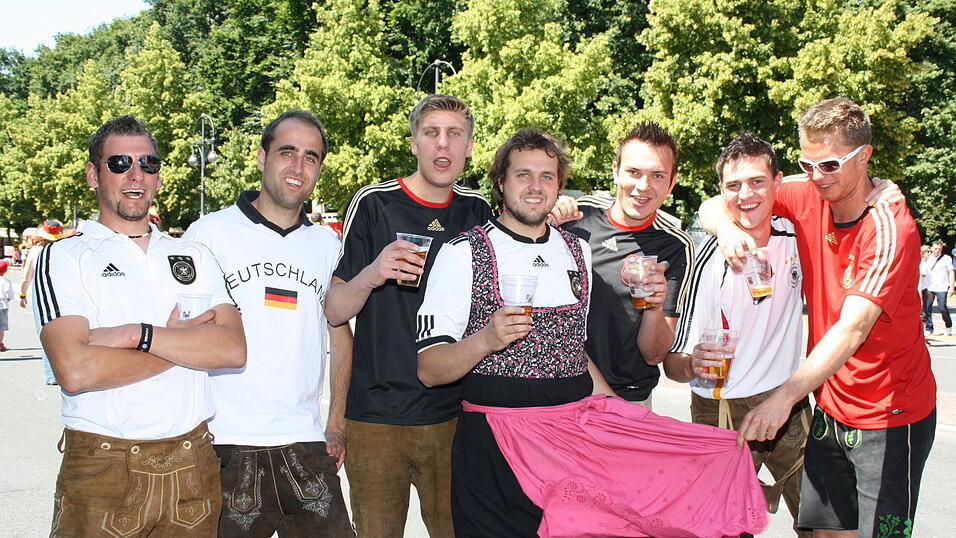 Christian Fertl war am Sonntag auf der Fanmeile in Berlin und erlebte dort das Achtelfinale gegen England auf Großleinwand. Christian Fertl war am Sonntag auf der Fanmeile in Berlin und erlebte dort das Achtelfinale gegen England auf Großleinwand.