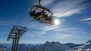 An der Zugspitze eröffnete das Skigebiet im November. Die Hauptsaison dort und vielen anderen alpinen Skigebieten beginnt an diesem Wochenende. (Archiv) An der Zugspitze eröffnete das Skigebiet im November. Die Hauptsaison dort und vielen anderen alpinen Skigebieten beginnt an diesem Wochenende. (Archiv)