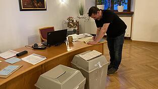 Landrat Franz Löffler stellt sich hinter die Wahlhelfer und lobt deren Arbeit. AfD-Kreisvorsitzender Reinhard Mixl und Spitzenkandidatin Christl Fischer säen hingegen im Stile eines Donald Trump Zweifel am ordnungsgemäßen Auszählvorgang. Landrat Franz Löffler stellt sich hinter die Wahlhelfer und lobt deren Arbeit. AfD-Kreisvorsitzender Reinhard Mixl und Spitzenkandidatin Christl Fischer säen hingegen im Stile eines Donald Trump Zweifel am ordnungsgemäßen Auszählvorgang.