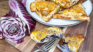 Die Blätterteigecken kombinieren die knusprige Teighülle mit einer cremig-würzigen Ziegenkäse-Radicchio-Füllung. Die Blätterteigecken kombinieren die knusprige Teighülle mit einer cremig-würzigen Ziegenkäse-Radicchio-Füllung.